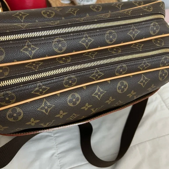 Louis Vuitton Reporter Gm in very good, 100 percent authentic, very clean
